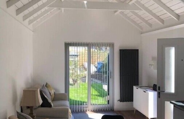 Unique one bed contemporary bungalow town centre