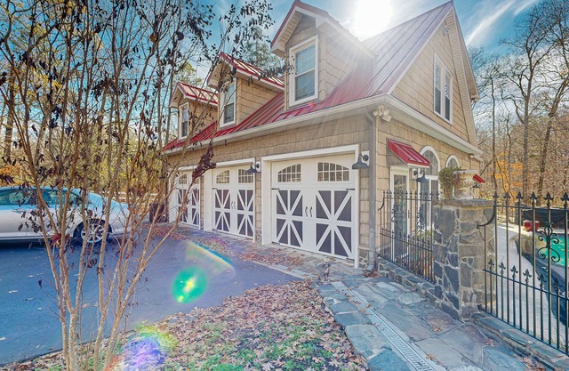 Unique property with retro room, fireplace, hot tub & pool