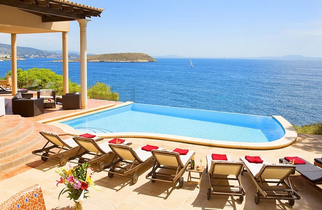 Unique Sea Front, Beach 5 mins walk, Large Heated Jacuzzi