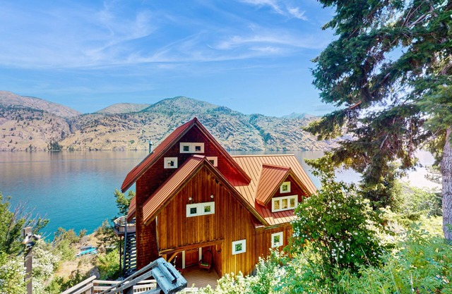 Unique South Shore lakefront retreat w/private hot tub and lake views