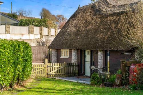 Unique Thatched Retreat near Salcombe and Beaches