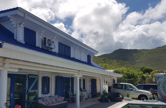 Unique wooden house with swimming pool in the heart of Saint Martin