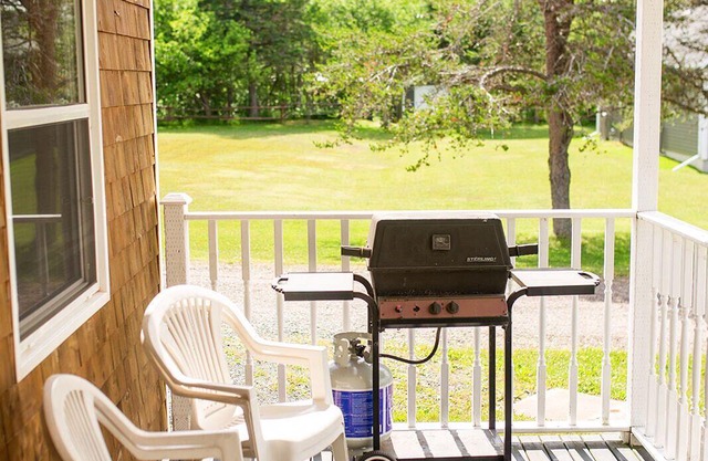 Unit 1 - Bay view duplex cottage near coffee shops, restaurants and beach