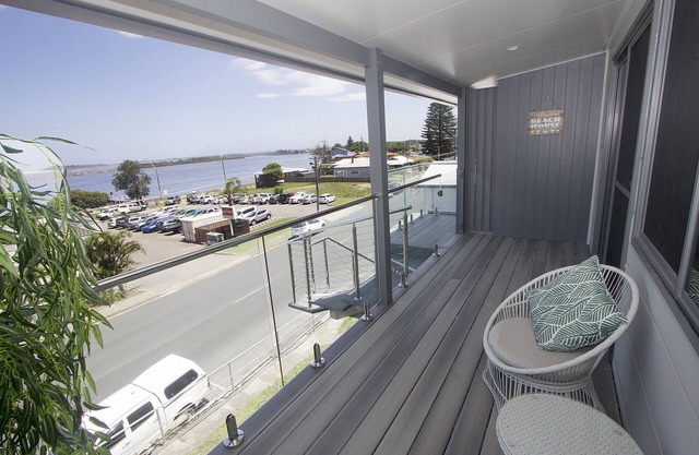 UNIT 1. OPPOSITE THE OCEAN. BEACH .RIVER.PET FRIENDLY. 1 FREE PARKING n n