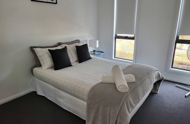 Unit 11 - Fresh 3-bedroom villa with on-site Parking