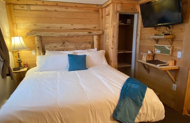 Unit 5: 2 Rooms, 1 King, 1 Queen/w Kitchenette