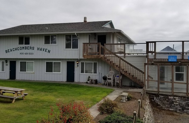 Unit 9 - "Sea Foam" - Comfortable, accessible and pet friendly with views!