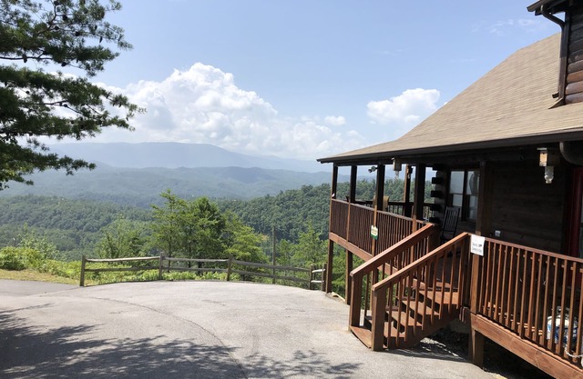 Unobstructed View, Central Location , Honeymoon Retreat, Fire-pit, Hot Tub ⛰️