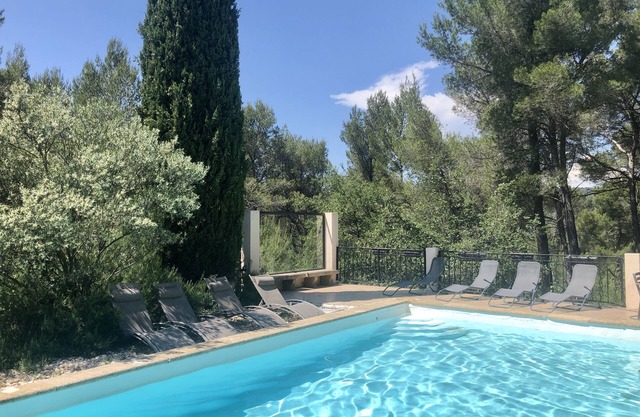 Unoverlooked character house for 8 people in a pine forest in Aix-en-Provence