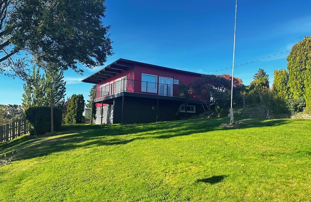 Unwind at Big Red: a quiet property with a stellar view.