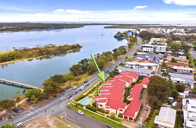 Unwind by the River - Your Waterfront Holiday Oasis