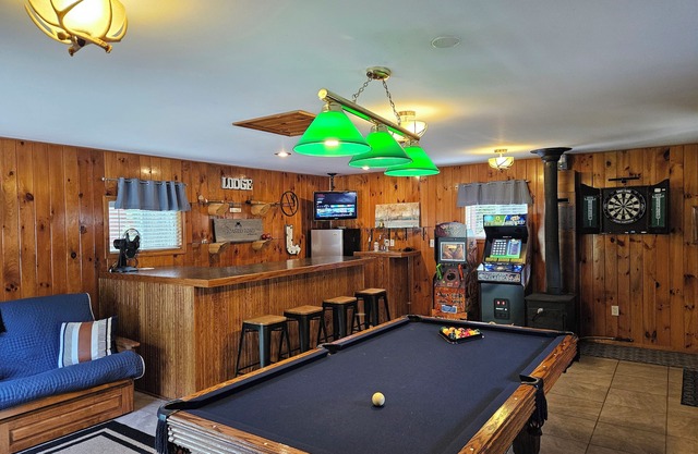 Up North Retreat - hot tub - pool table -arcade- darts- fire pits