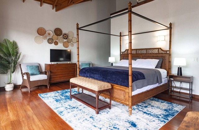 Updated Beachfront Paradise, Infinity Pool Roatan