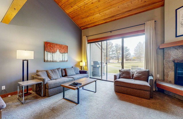 Updated Central Oregon condo with pools, athletic courts, full kitchen, & W/D