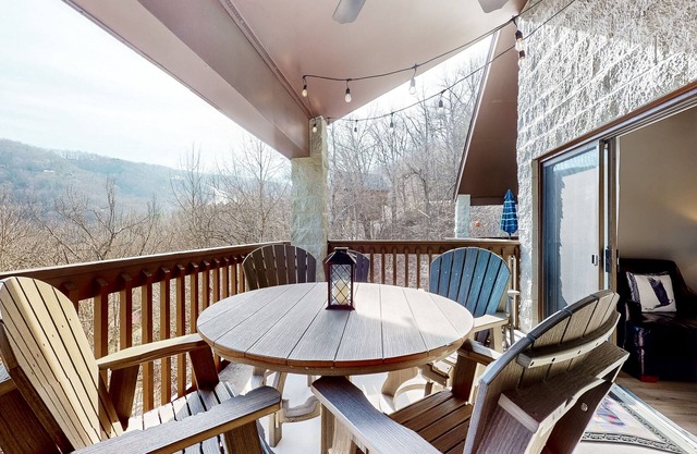 Updated condo w/arcade games, seasonal community pool, & free attraction tickets