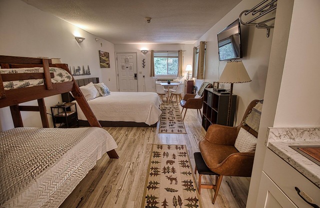 Updated Golf and Ski Condo Sleeps 5 by Shanty Creek, 5610 Shanty Creek Rd