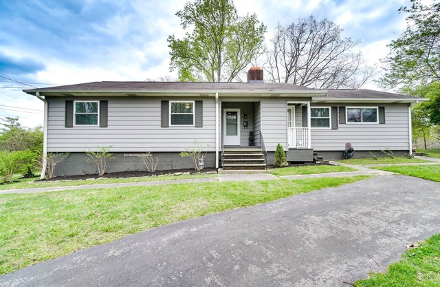 Updated Home: Central Oak Ridge Location