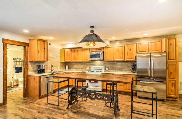 Updated Main St Apt. Near Fishlake & Capitol Reef!