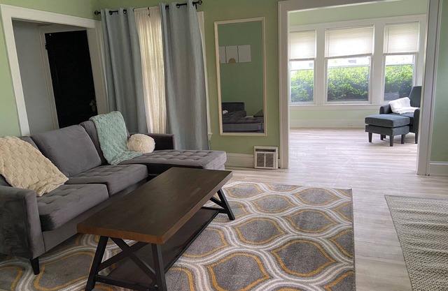 Updated Unit on a Quiet Street Near Cafes and Restaurants, Cleveland Heights