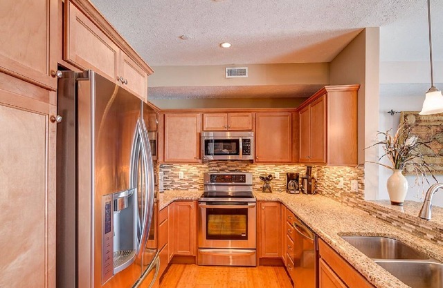 UPGRADED 2BR/2BA LAKEFRONT CONDO 305 Private Beach/BalconynRent 3/4th free-ask!