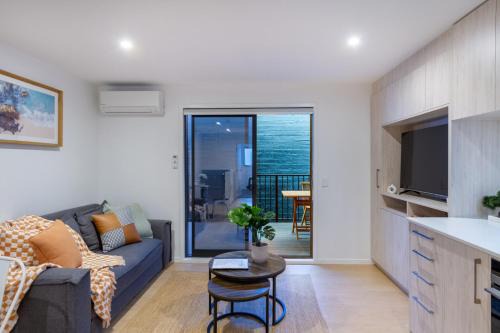 Upper floor studio 1 bed 1 bath with sofa bed