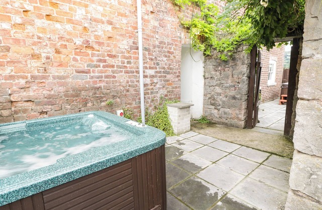 UPPER GARDENER'S COTTAGE, pet friendly, with hot tub in Denbigh
