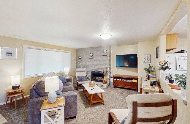 Upper level of duplex with a large deck & mountain view - dog friendly for 1 dog