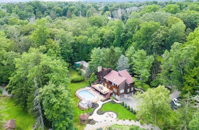 Upper Saddle River Resort with Pool and Lake Access