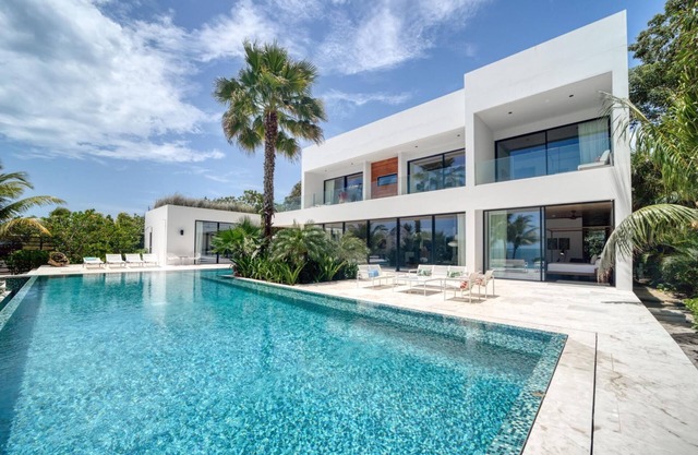 Upscale 5-bed Beachfront Villa w/pool , pier & ocean front
