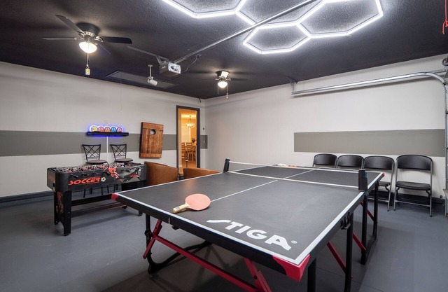 Upscale GAME ROOM, Movie Theater, Arcade, Fire Pit, 4BD/2BA Home with WIFI