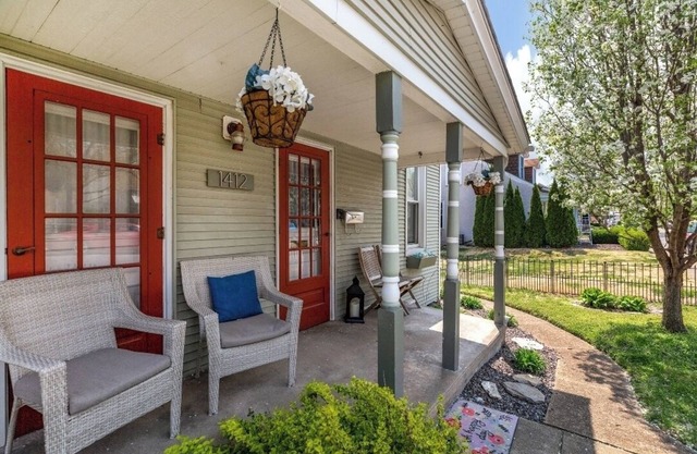 UPSCALE HISTORIC MAIN ST*Huge Dining, Kitchen,Fenced BckYrd. PETS/Handicap acces