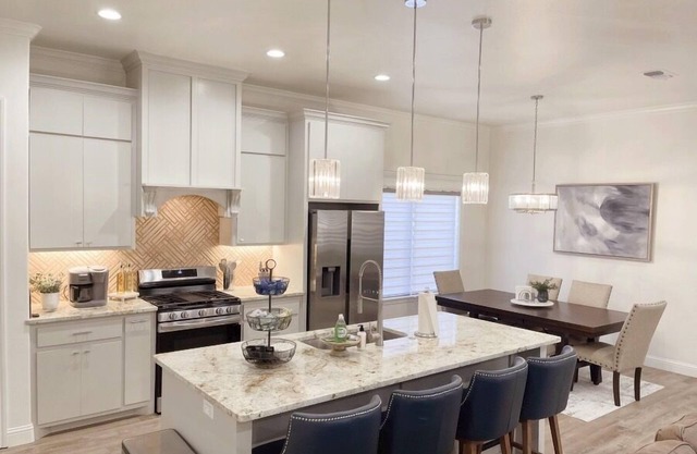 Upscale in Uptown West 4/2/2