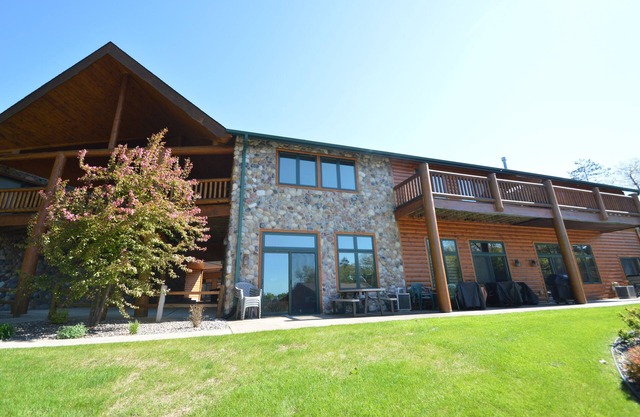 Upscale Lakefront 3 Bdrm Townhouse on Lake Minocqua. Walk to Downtown!