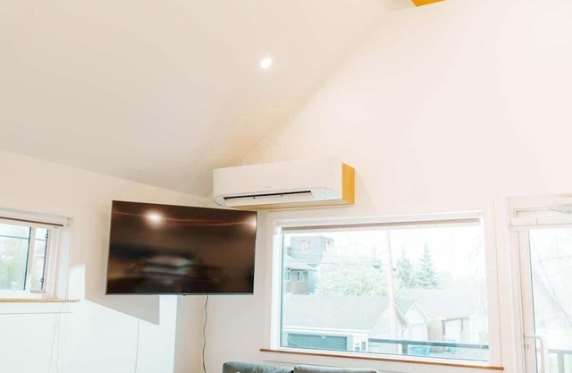 Upscale Laneway Loft Near Downtown AC, WiFi