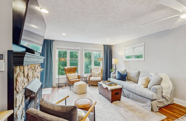 Upscale Retreat with 2 en suite King Bedrooms, WiFi, AC, Fireplace, easy escape