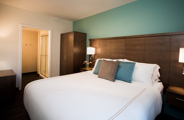 Upscale Suite + 24 Hour Fitness Center + Free Breakfast | Close to Lake Union