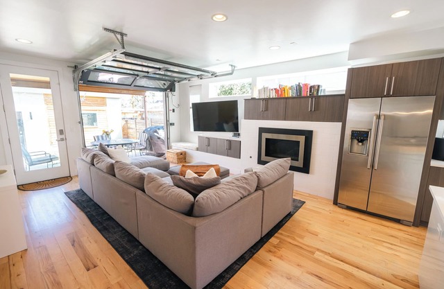 Upscale Townhome in SloHi, Minutes From Downtown, 4BR, Kid Friendly