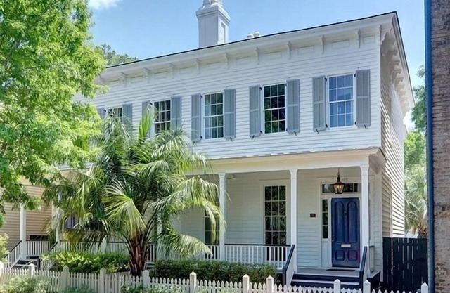 Upscale Townhome Savannah, Steps to Forsyth Park, sleeps 7