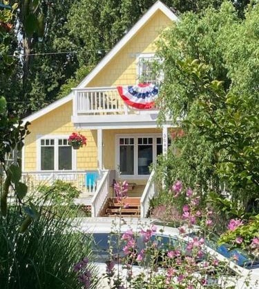 UPSTAIRS Alki Beach APARTMENT - Seattle -Historic-1858