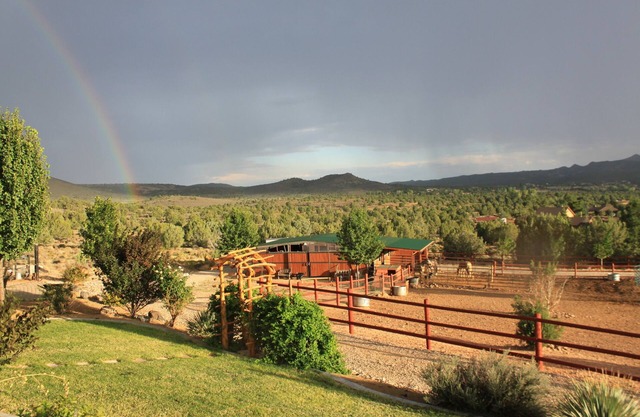 Upstairs casita, beautiful, quiet 5 acre ranch overlooking valley.