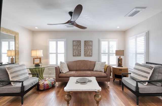 Upstairs so Sunny and Bright 2 Blocks to the Beach