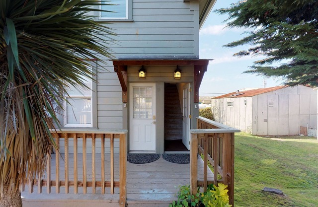 Uptown Rooftop Views, Modern 2 Bedroom Home