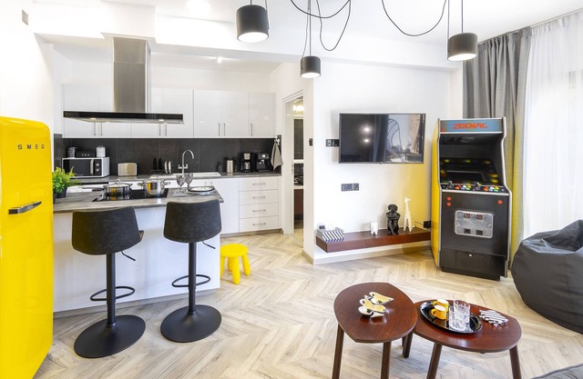 URBAN CHIC ONE-BDR APT 50m from the beach