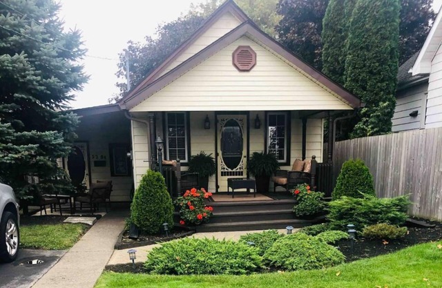 Urban Cottage 1BR Mins Away Clifton Hill, Niagara