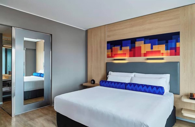Urban King | Aloft Lima Miraflores | Minutes to Las Sombrillas Beach