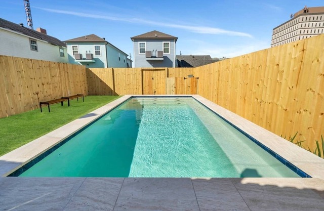 Urban Mid-City Getaway: Exclusive 4BR, 3BA, Balcony, Gated Pool, Parking