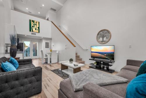 Urban Oasis Loft 1BR Koreatown Hollywood Private Parking Balcony