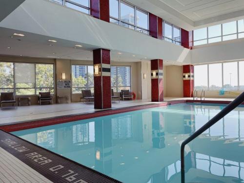 Urban Oasis - Modern 1 bedroom w pool access free parking