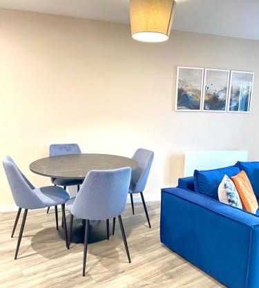 Urban Two Bed with Juliet Balcony and Free Secure Parking