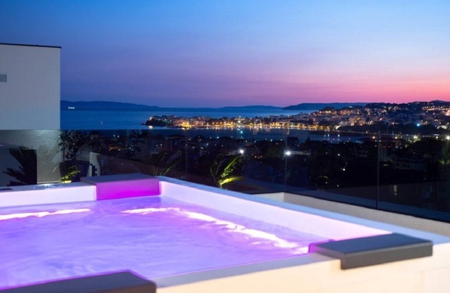 Urban Villa with pool and hot tub, close to beaches and city of Split
